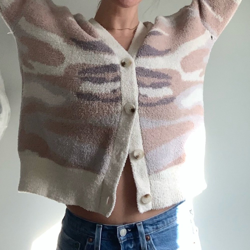 Soft Cardigan in neutral/ muted camo colors